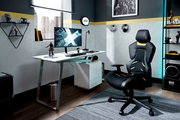 Moderner Schreibtisch mit Monitor und Gaming-Stuhl in einem stilvollen Arbeitszimmer, seitliche Perspektive.
