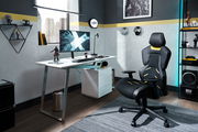 Moderner Schreibtisch mit Monitor und Gaming-Stuhl in einem stilvollen Arbeitszimmer, seitliche Perspektive.