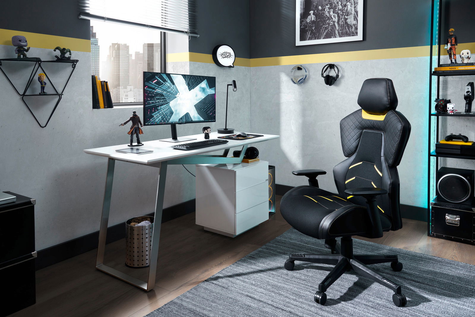 Moderner Schreibtisch mit Monitor und Gaming-Stuhl in einem stilvollen Arbeitszimmer, seitliche Perspektive.