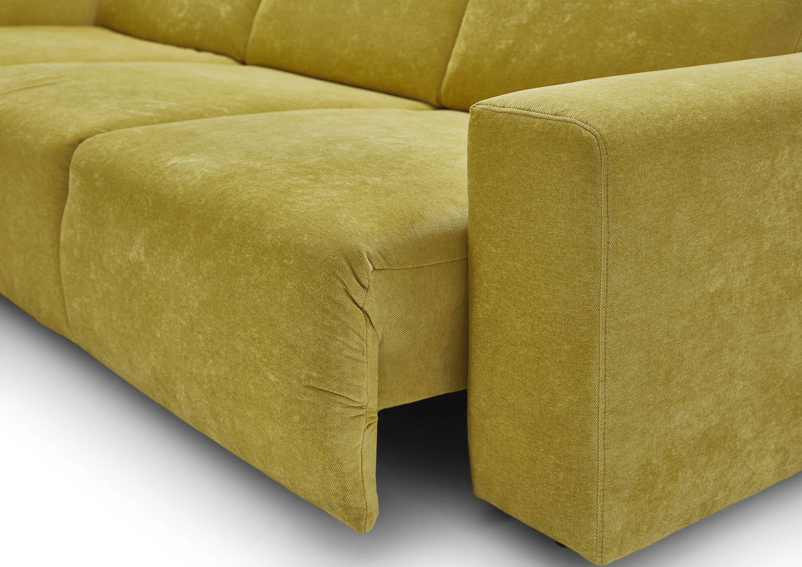 Beldomo Style Longchairkombination ERLANGEN Nahaufnahme einer modernen Longchairkombination in einem lebhaften Olivgrün, mit weichem Stoffbezug und klaren Linien, seitliche Perspektive.