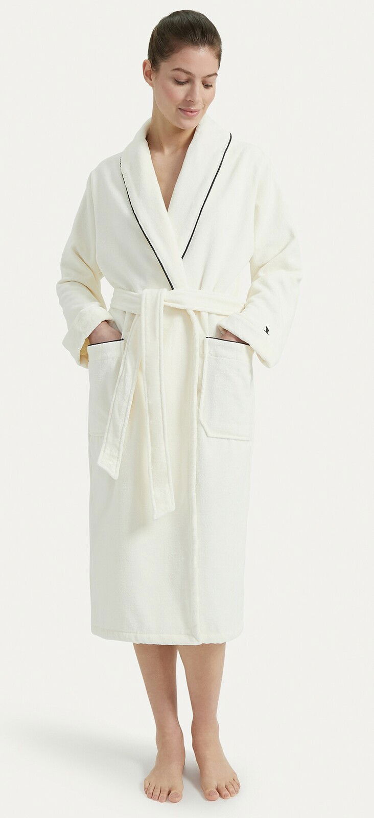 Frau in einem weißen Bademantel mit Schalkragen, Vorderansicht