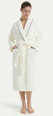 Frau in einem weißen Bademantel mit Schalkragen, Vorderansicht