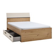 Holzbett mit weißem Kopfteil und zwei offenen Schubladen an der Seite, Perspektive von vorne links