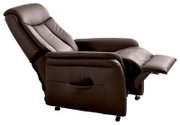 Zijaanzicht van een bruine relaxfauteuil met uitgeklapte voetsteun.
