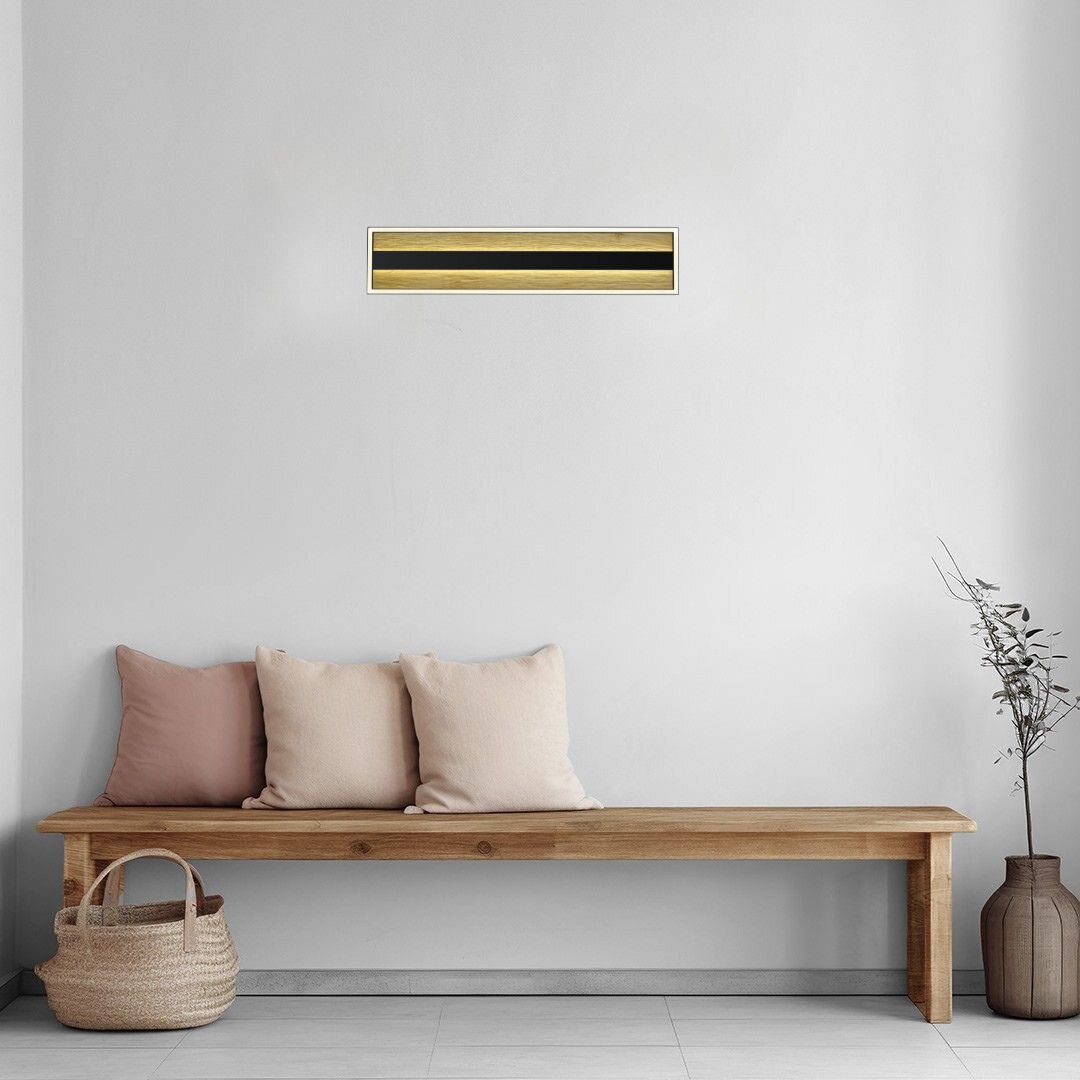 Buschwerk LED-Deckenleuchte HELOISE Moderne LED-Deckenleuchte in rechteckiger Form, an einer weißen Wand über einer Holzbank mit Kissen montiert, seitliche Perspektive.