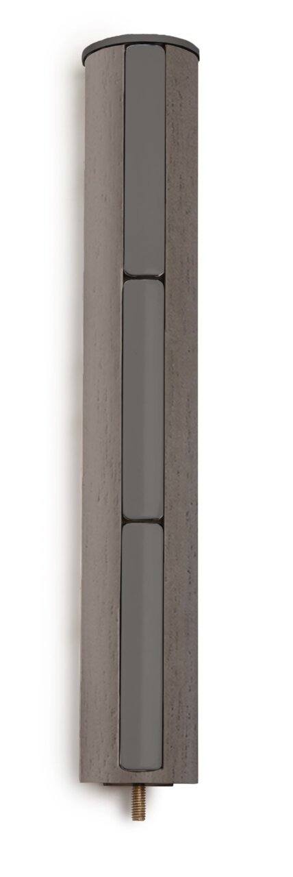 Nahaufnahme eines Garderobenständers aus Holz mit Metallakzenten, vertikale Perspektive.