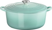 Türkiser gusseiserner Schmortopf mit Deckel und Metallknauf, seitliche Griffe, freigestellt auf weißem Hintergrund, Frontansicht leicht von oben
