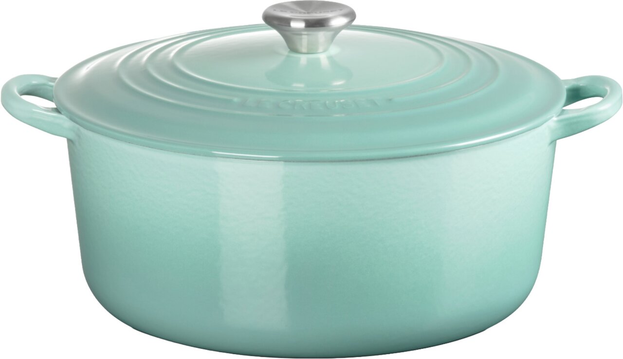 LE CREUSET Bräter 28cm rund SAGE Türkiser gusseiserner Schmortopf mit Deckel und Metallknauf, seitliche Griffe, freigestellt auf weißem Hintergrund, Frontansicht leicht von oben