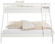 Weißes Etagenbett mit Leiter, Ansicht von vorne, mit gestreifter Bettwäsche auf beiden Ebenen.