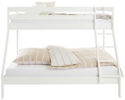 Weißes Etagenbett mit Leiter, Ansicht von vorne, mit gestreifter Bettwäsche auf beiden Ebenen.