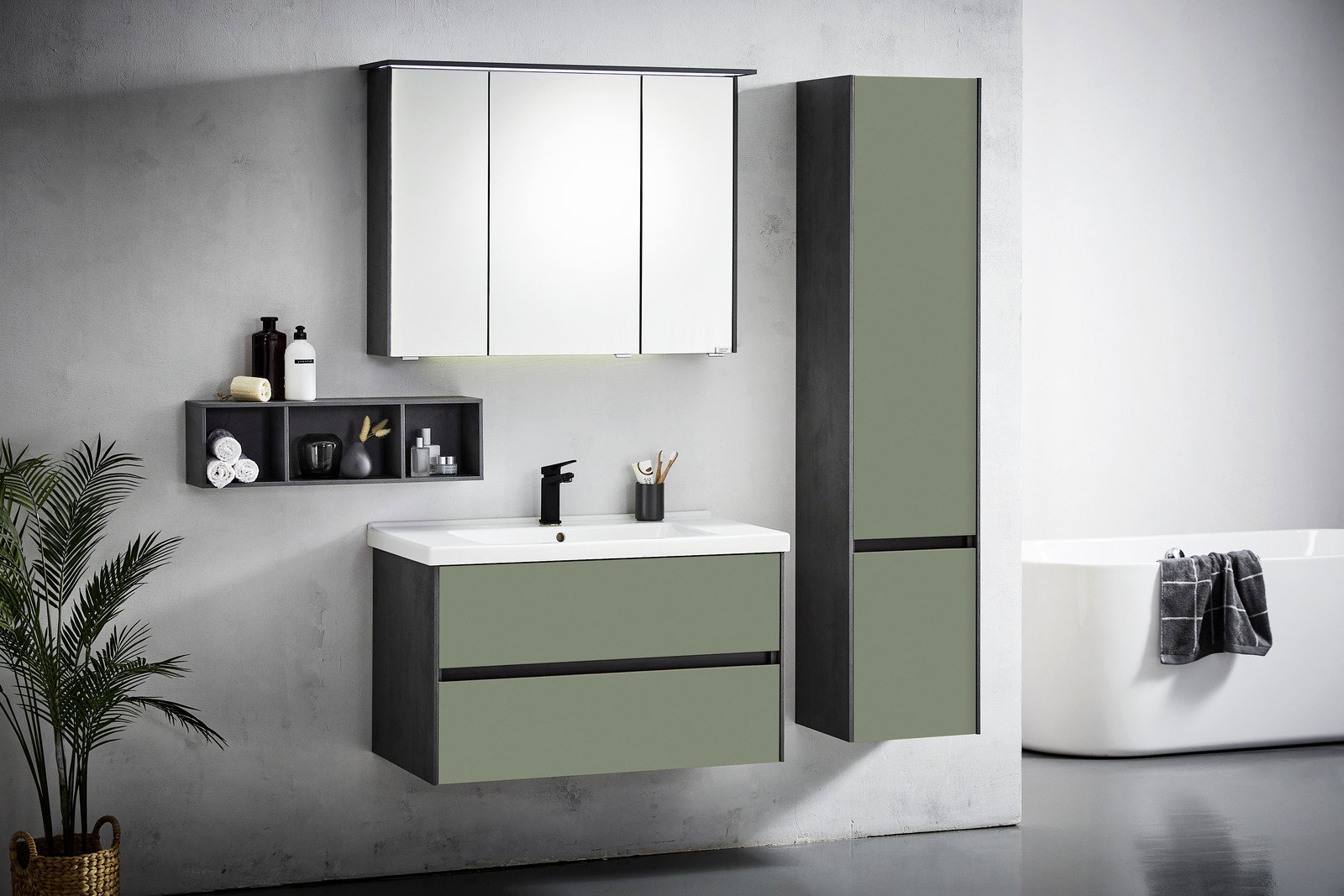 Dieter Knoll Badkombination 3-tlg. LORETO Moderne Badkombination in grauer und grüner Farbe, bestehend aus einem Waschbeckenunterschrank, einem hohen Schrank und einem Spiegelschrank, seitliche Perspektive