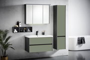 Moderne Badkombination in grauer und grüner Farbe, bestehend aus einem Waschbeckenunterschrank, einem hohen Schrank und einem Spiegelschrank, seitliche Perspektive
