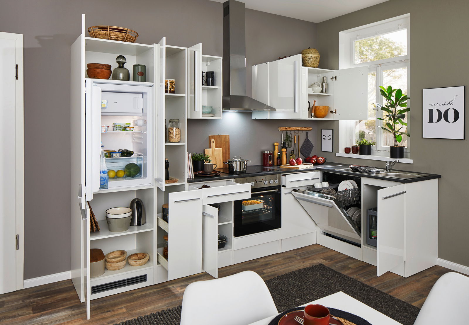 Moderne weiße Eckküche mit geöffneten Schränken und Geräten, Blick von vorne.