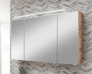 Spiegelschrank mit drei Türen und integrierter Beleuchtung, seitliche Holzverkleidung, frontale Perspektive