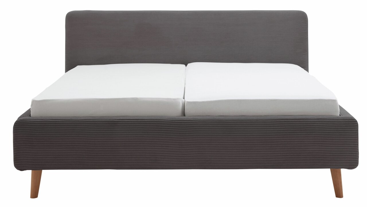 Frontale Ansicht eines grauen Polsterbettgestells mit Holzbeinen und zwei weißen Matratzen.