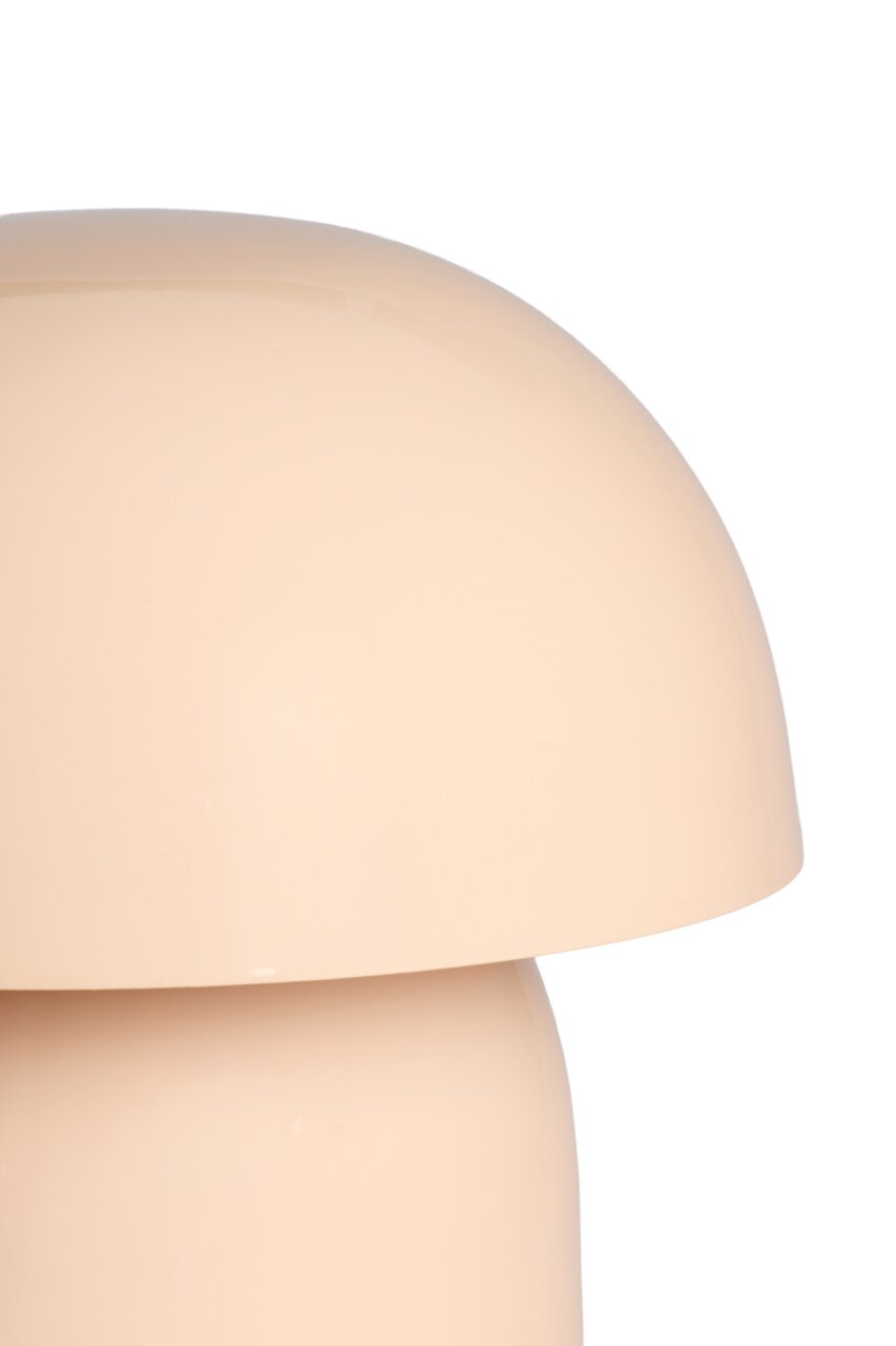 Close-up van een beige tafellamp met een afgeronde kap.