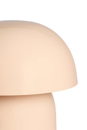 Close-up van een beige tafellamp met een afgeronde kap.