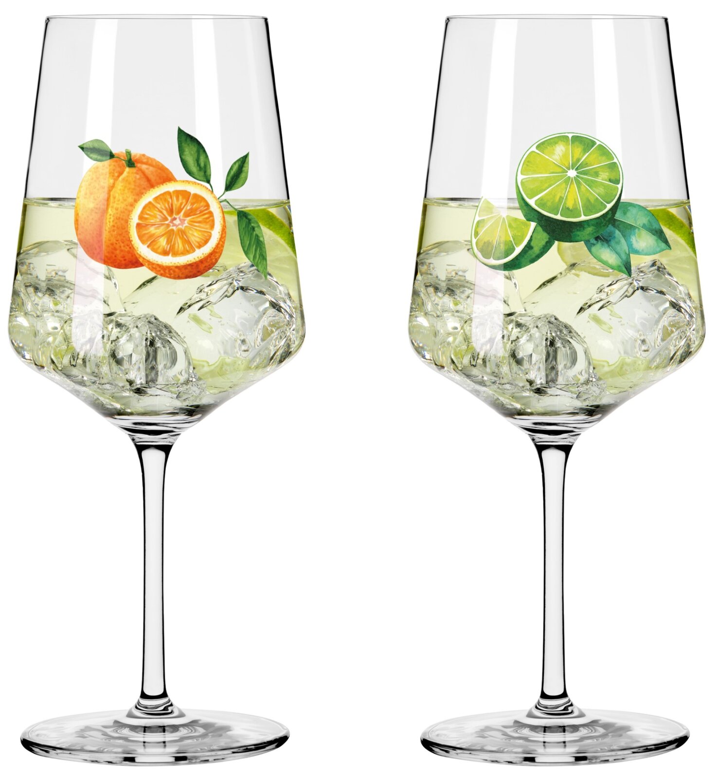 Zwei transparente Stielgläser mit Eiswürfeln und hellgrünem Getränk, links mit Orangenmotiv, rechts mit Limettenmotiv, frontale Ansicht