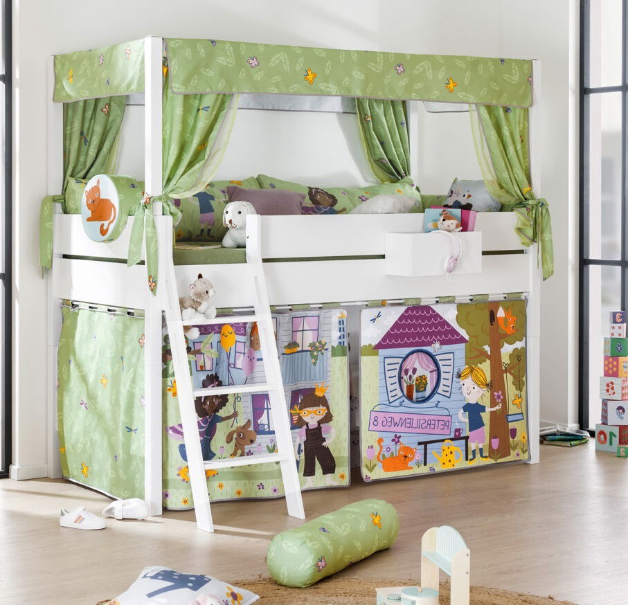 Hochbett mit grünem Vorhang und Leiter, dekoriert mit kindlichen Motiven, seitliche Perspektive