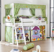 Hochbett mit grünem Vorhang und Leiter, dekoriert mit kindlichen Motiven, seitliche Perspektive