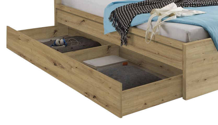 Holzfarbener Bettschubkasten mit offener Schublade, gefüllt mit Kleidung und Accessoires, seitliche Perspektive