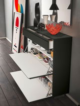 Moderner Hängeschuhschrank LECCO in dunkler Farbe, seitliche Perspektive, mit geöffneten Klappen und sichtbaren Schuhen, dekoriert mit Vasen und Kunstobjekten auf der Oberseite.