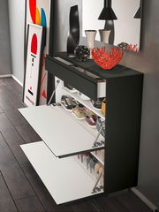 Moderner Hängeschuhschrank LECCO in dunkler Farbe, seitliche Perspektive, mit geöffneten Klappen und sichtbaren Schuhen, dekoriert mit Vasen und Kunstobjekten auf der Oberseite.