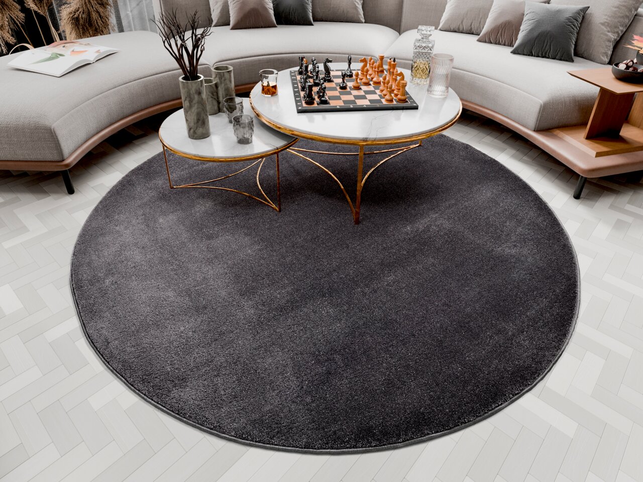 Runder, dunkelgrauer Uni-Teppich in einem modernen Wohnzimmer, von oben betrachtet, mit einem eleganten Couchtisch und einem Schachspiel darauf.