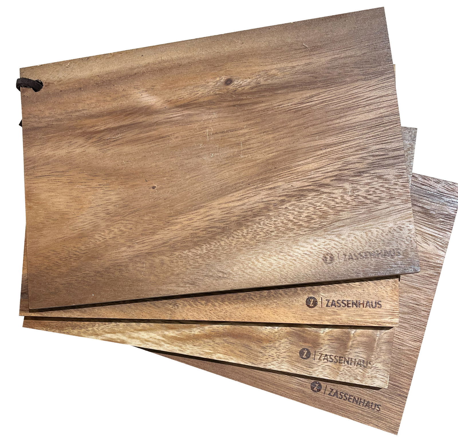 Vier rechteckige Frühstücksbretter aus Holz, gestapelt und mit einem Branding versehen, aus der Vogelperspektive fotografiert.