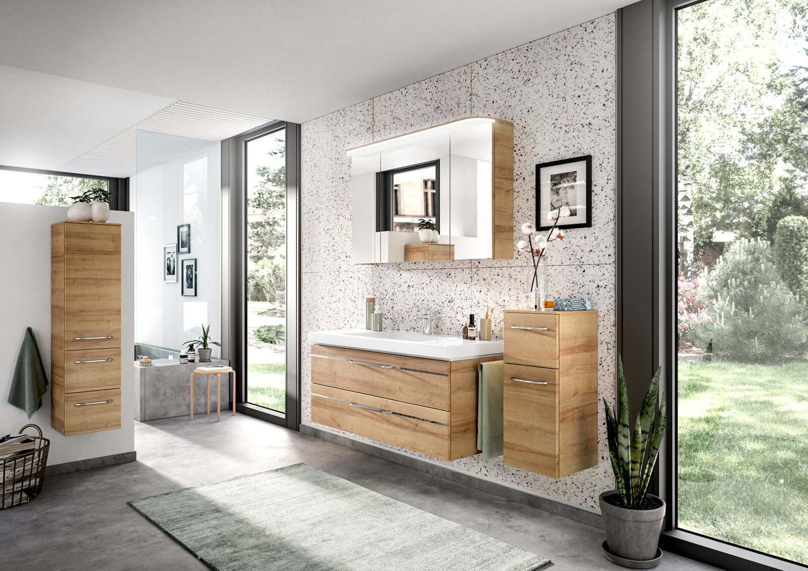 Modernes Badezimmer mit Holz-Badmöbeln, großem Spiegel und Blick auf den Garten durch große Fenster.