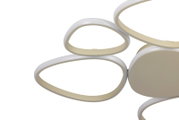 Moderne LED-Deckenleuchte mit geschwungenen, ovalen Formen, seitliche Perspektive