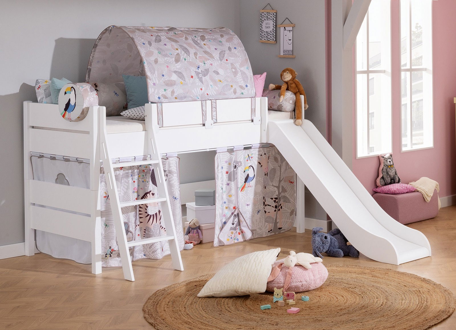 Paidi Spielbett mit Rutsche TIAGO Spielbett mit Rutsche, Leiter und buntem Vorhang, seitliche Perspektive