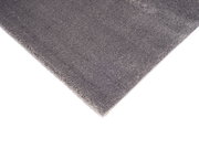 Grauer Uni-Teppich in Nahaufnahme, perspektivisch von oben fotografiert.