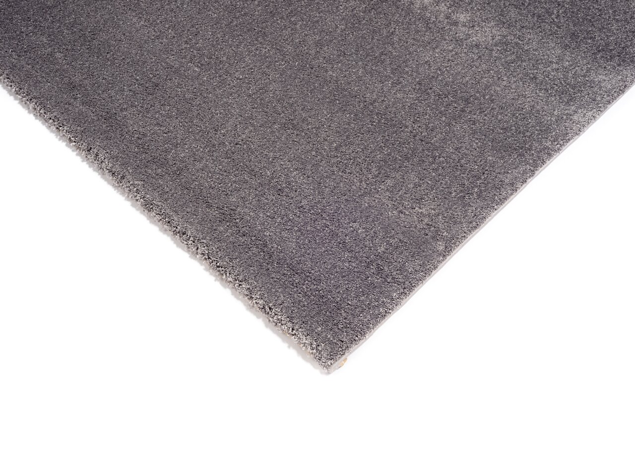 Grauer Uni-Teppich in Nahaufnahme, perspektivisch von oben fotografiert.