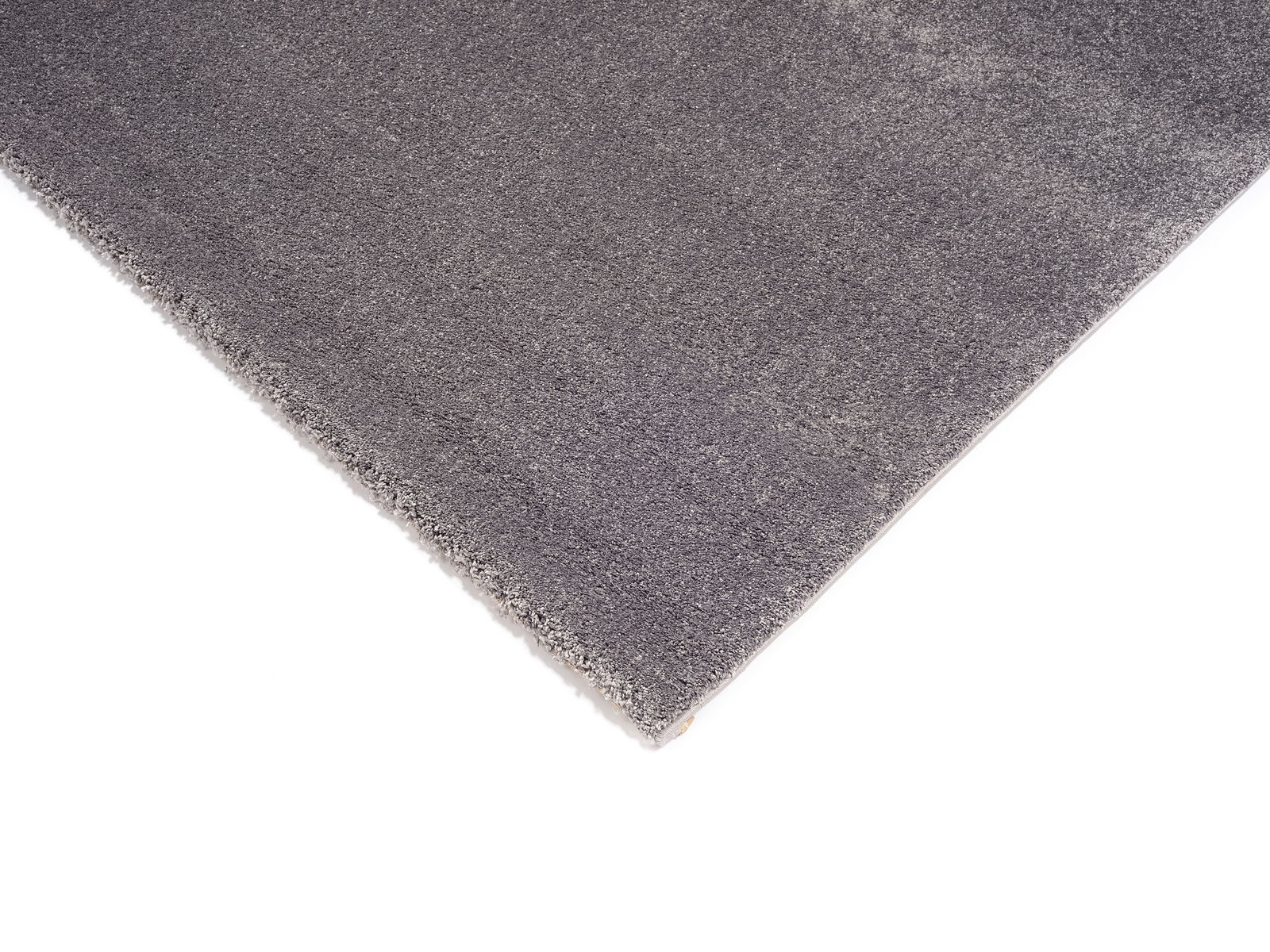 Grauer Uni-Teppich in Nahaufnahme, perspektivisch von oben fotografiert.