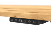 Nahaufnahme eines E-Schreibtischs mit digitalem Bedienfeld unter der Tischplatte, seitliche Perspektive