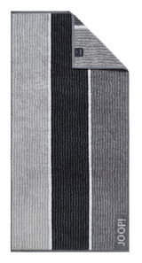 Handtuch mit grauen und schwarzen Streifen, von oben fotografiert, mit umgeschlagener Ecke und Markenlogo.