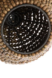 Nahaufnahme der Light&Living Hängeleuchte KALENGA von unten, bestehend aus einer Struktur aus dunklen Perlen.