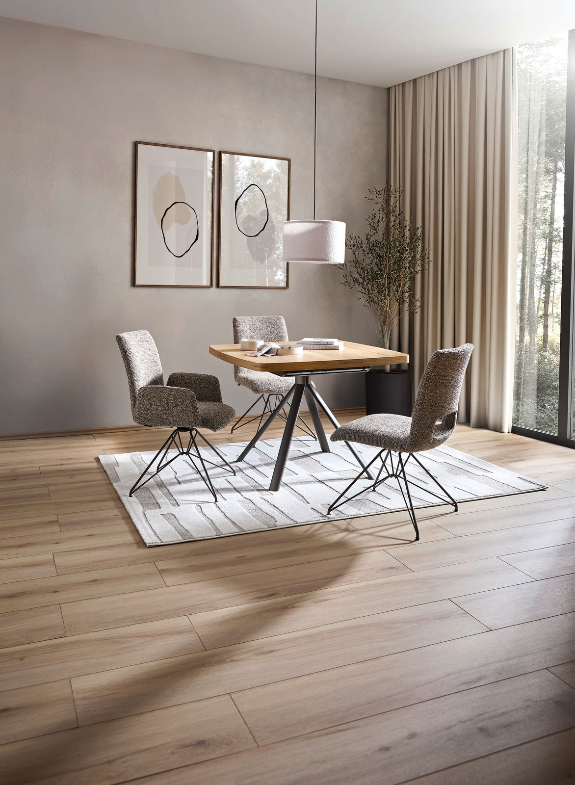 Moderner Esstisch 100x100cm mit Holzplatte und Metallbeinen, umgeben von vier gepolsterten Stühlen in einem stilvollen Esszimmer, seitliche Perspektive.