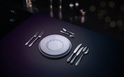 Elegantes 66-teiliges Besteckset mit Fächerdesign, auf einem Tisch von oben fotografiert, neben einem Teller arrangiert.