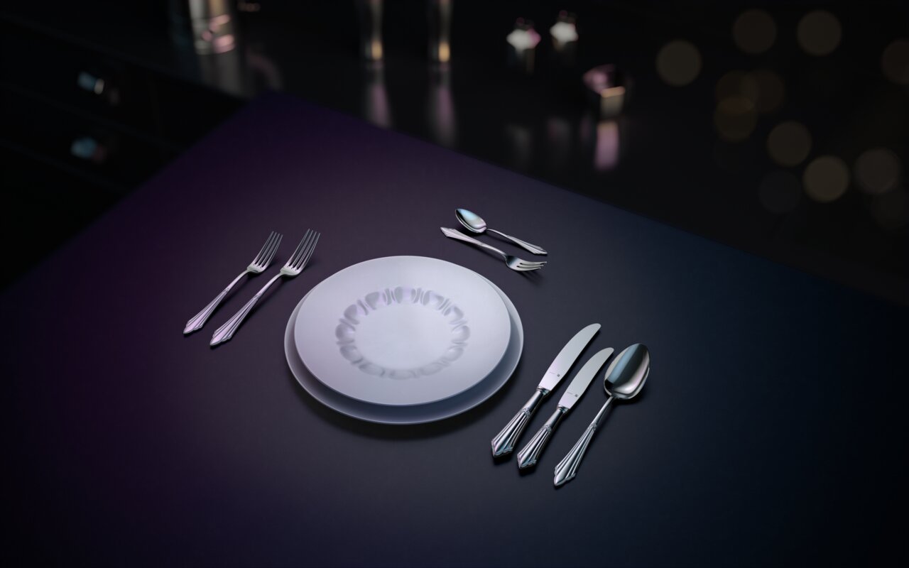 Elegantes 66-teiliges Besteckset mit Fächerdesign, auf einem Tisch von oben fotografiert, neben einem Teller arrangiert.