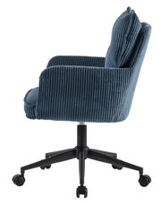 Seitenansicht eines blauen Drehstuhls mit geripptem Stoffbezug und schwarzem Fußgestell auf Rollen.