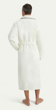 Rückansicht eines weißen Bademantels mit Schalkragen in Größe XL, getragen von einer Person.