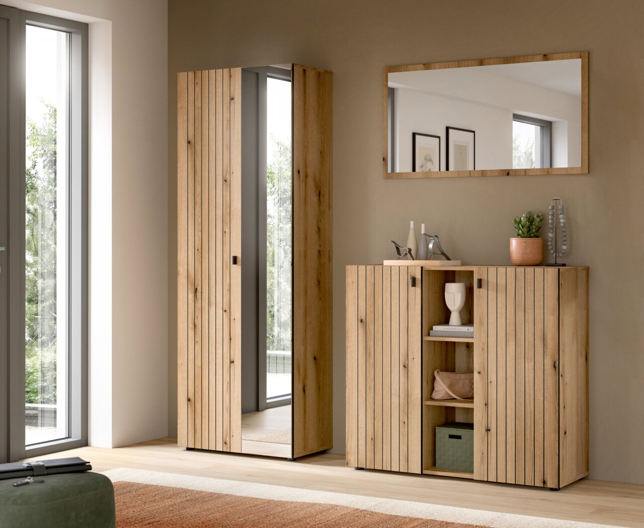 MID.YOU Garderobenkombination STATION Modernes Flurmöbel-Set aus hellem Holz mit vertikaler Lamellenfront: hoher Garderobenschrank mit Spiegel und daneben Sideboard mit offenen Regalfächern, darüber ein Wandspiegel; Ansicht frontal mit leichter Perspektive von links.