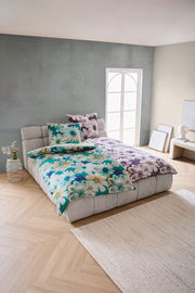 Wendebettwäsche mit floralem Muster in einem modernen Schlafzimmer, Perspektive von schräg oben