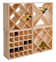 Weinregal aus Holz mit mehreren Fächern, gefüllt mit Weinflaschen, seitliche Perspektive