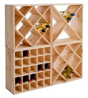 Weinregal aus Holz mit mehreren Fächern, gefüllt mit Weinflaschen, seitliche Perspektive
