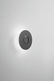 LED-Außenwandleuchte in runder Form, seitliche Perspektive, an einer weißen Wand montiert