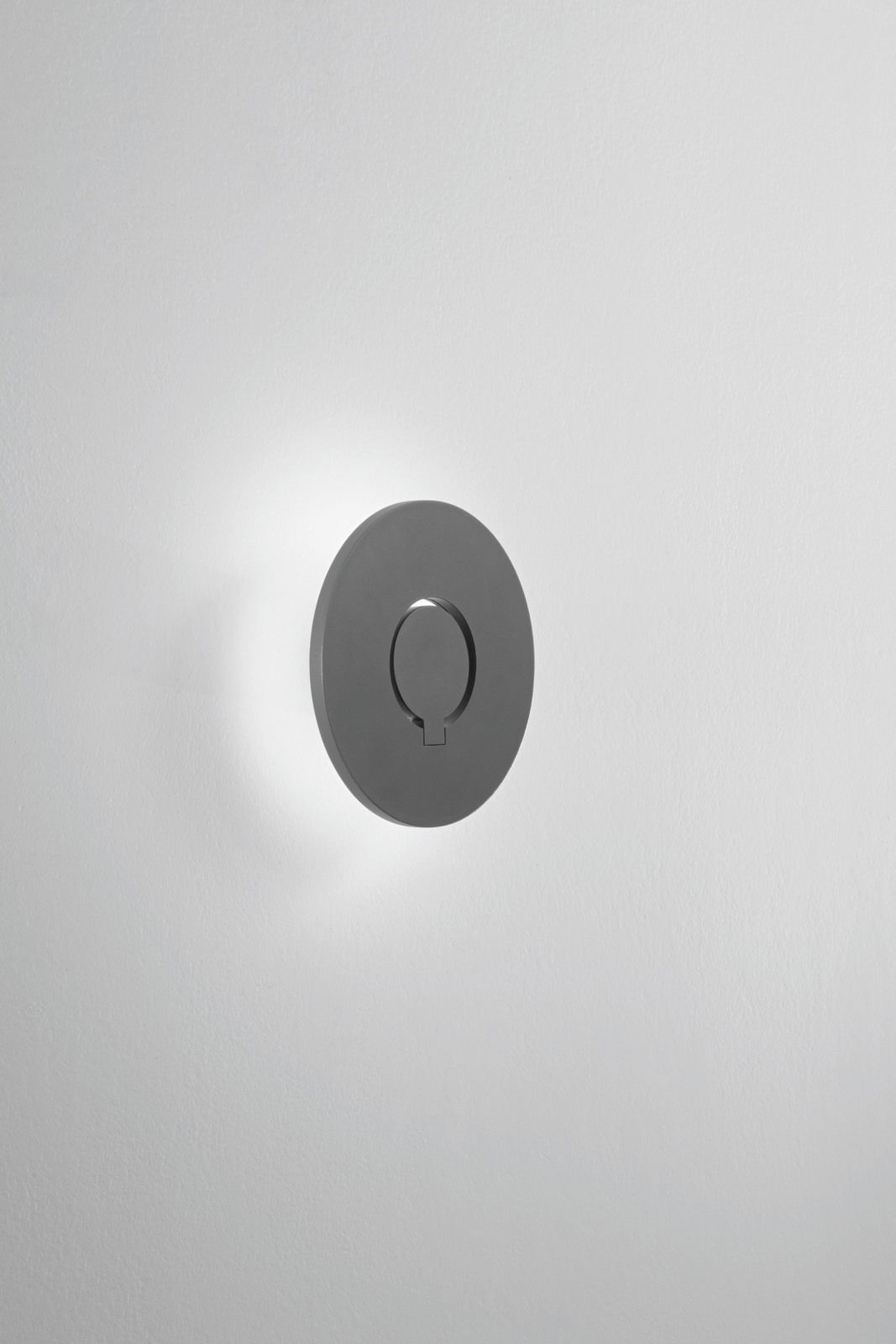 LED-Außenwandleuchte in runder Form, seitliche Perspektive, an einer weißen Wand montiert