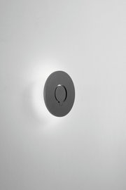 LED-buitenwandlamp in ronde vorm, zijaanzicht, gemonteerd op een witte muur